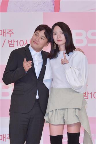 Cha Tae-hyun and Bae Doo-na pose for photos during a promotional event of KBS 2TV's upcoming show, "The Best Divorce," in Seoul on Oct. 5, 2018. (Yonhap)