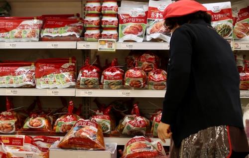 Packaged kimchi products are on display at a local super market. (Yonhap)