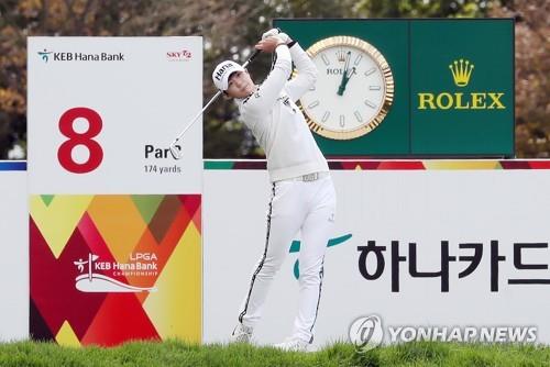 Park Sung-hyun of South Korea hits a tee shot at the eighth hole during the first round of the LPGA KEB Hana Bank Championship at Sky 72 Golf Club's Ocean Course in Incheon, 40 kilometers west of Seoul, on Oct. 11, 2018. (Yonhap)