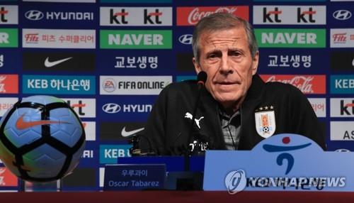 Uruguay national football team head coach Oscar Tabarez speaks at a press conference at Seoul World Cup Stadium in Seoul on Oct. 11, 2018, one day ahead of his team's friendly match against South Korea. (Yonhap)