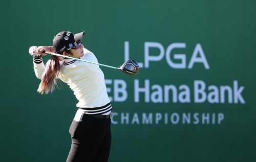 Bae Sun-woo of South Korea tees off at the first hole during the second round of the LPGA KEB Hana Bank Championship at Sky 72 Golf Club's Ocean Course in Incheon, 40 kilometers west of Seoul, on Oct. 12, 2018, in this photo courtesy of the tournament organizers. (Yonhap)