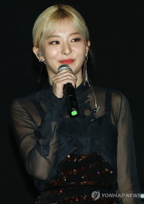 Red Velvet's Seulgi showcases Zion.T's new song "Hello Tutorial" featuring her in a press meeting in Seoul ahead of the song's official release on Oct. 15, 2018. (Yonhap)