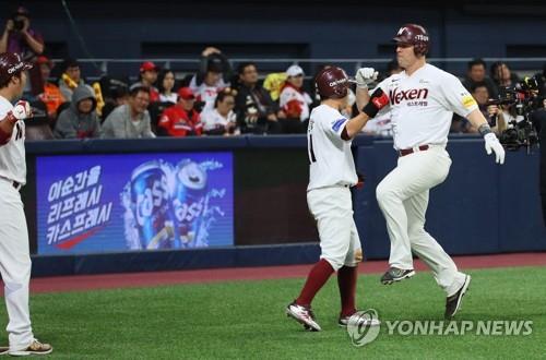 Jerry Sands of the Nexen Heroes (R) celebrates his two-run home run with teammate Seo Geon-chang in the bottom of the seventh inning of the Korea Baseball Organization wild card game against the Kia Tigers at Gocheok Sky Dome in Seoul on Oct. 16, 2018. (Yonhap) 