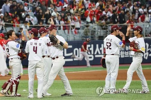 Players of the Nexen Heroes celebrate their 10-6 victory over the Kia Tigers the Korea Baseball Organization wild card game at Gocheok Sky Dome in Seoul on Oct. 16, 2018. (Yonhap)