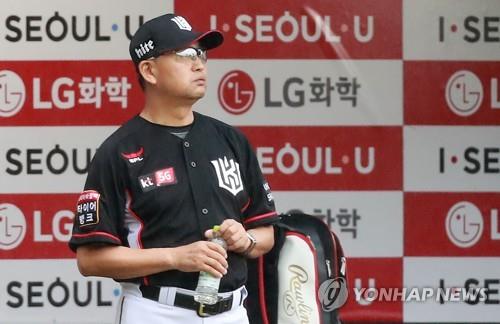 In this file photo from June 28, 2018, Kim Jin-wook, then manager of the KT Wiz, looks out to the field at Jamsil Stadium in Seoul, after his team's Korea Baseball Organization regular season game against the LG Twins was rained out. Kim resigned from his post on Oct. 18, 2018. (Yonhap)