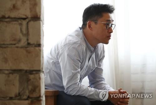 Director Kim Sung-hoon of "Rampant" poses for a photo during an interview with Yonhap News Agency at a cafe in Seoul on Oct. 23, 2018. (Yonhap)