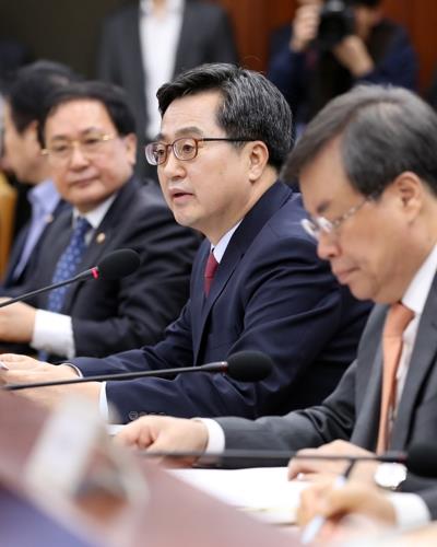 Finance Minister Kim Dong-yeon speaks during an economy-related ministers meeting in Seoul on Oct. 24, 2018. (Yonhap)