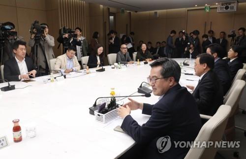 Finance Minister Kim Dong-yeon (R) speaks during a meeting with businessmen to discuss how to foster a sharing economy in Seoul on Oct. 24, 2018. (Yonhap)