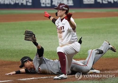 Lim Byeong-wuk of the Nexen Heroes (R) gestures safe toward the umpire after sliding into third base for a triple against the Hanwha Eagles in the bottom of the eighth inning of Game 4 of the Korea Baseball Organization's first-round postseason series at Gocheok Sky Dome in Seoul on Oct. 23, 2018. (Yonhap)