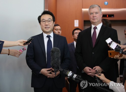 Lee Do-hoon (L), South Korea's representative for Korean Peninsula peace and security affairs, speaks to reporters after meeting with U.S. Special Representative for North Korea Stephen Biegun (R) in Seoul on Sept. 11, 2018. (Yonhap)