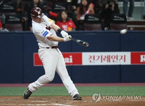 Jerry Sands of the Nexen Heroes belts a two-run home run against pitcher Moon Seung-won of the SK Wyverns in the bottom of the fourth inning of Game 4 of the second round playoff series in the Korea Baseball Organization at Gocheok Sky Dome in Seoul on Oct. 31, 2018. (Yonhap)