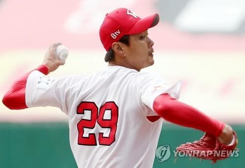 In this file photo from Oct. 27, 2018, Kim Kwang-hyun of the SK Wyverns throws a pitch against the Nexen Heroes in the top of the first inning of Game 1 of the second round playoff series in the Korea Baseball Organization at SK Happy Dream Park in Incheon, 40 kilometers west of Seoul. (Yonhap)