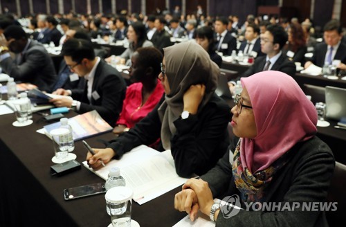 Energy experts and company officials attend an international energy forum on a gas pipeline and power grid in Northeast Asia in Seoul on March 30, 2018. (Yonhap)