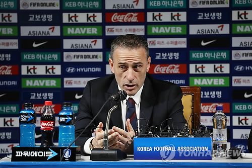 South Korea national football team head coach Paulo Bento announces his roster for the friendly matches against Uruguay and Panama at Korea Football Association House in Seoul on Oct. 1, 2018. (Yonhap)