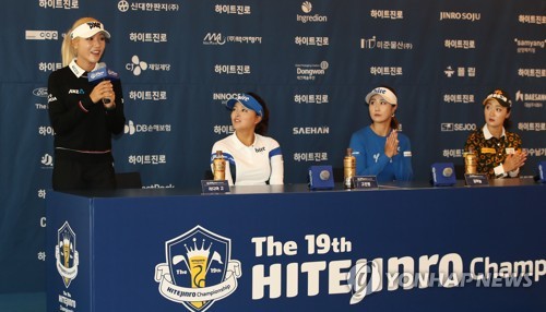 Korean-born New Zealand golfer Lydia Ko (L) speaks at a press conference for the 19th Hite Jinro Championship at a Seoul hotel on Oct. 2, 2018. (Yonhap)