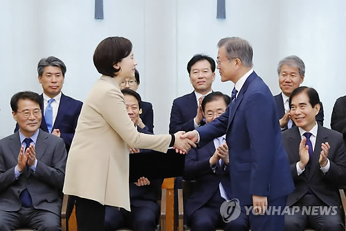 President Moon Jae-in (R) shakes hands with new Education Minister Yoo Eun-hae after appointing her to the cabinet post in a ceremony held at his office Cheong Wa Dae in Seoul on Oct. 2, 2018. (Yonhap)