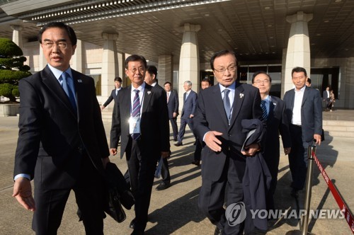This photo provided by the joint press corps shows Unification Minister Cho Myoung-gyon (L) walking with ruling party leader Lee Hae-chan (front R) and other delegates to board a plane bound for Pyongyang in Seongnam, south of Seoul, on Oct. 4, 2018. (Yonhap)