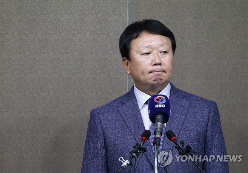 South Korean national baseball manager Sun Dong-yol listens to a question during his press conference at the Korea Baseball Organization (KBO) headquarters in Seoul on Oct. 4, 2018. (Yonhap)
