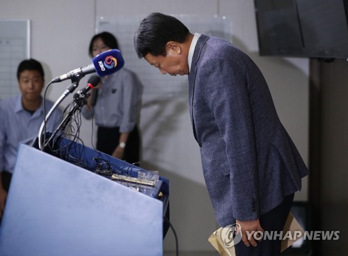 South Korean national baseball manager Sun Dong-yol takes a bow before his press conference at the Korea Baseball Organization (KBO) headquarters in Seoul on Oct. 4, 2018. (Yonhap)