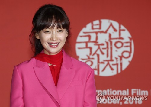 Actress Lee Na-young poses for photos during a press conference for "Beautiful Days" at the 23rd Busan International Film Festival in Busan on Oct. 4, 2018. (Yonhap)