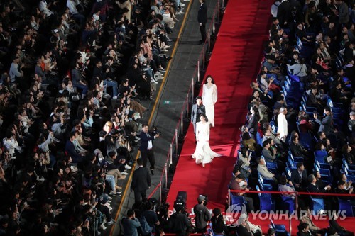 South Korean film personalities walk on the red carpet during the opening ceremony of the 23rd Busan International Film Festival in the southern port city of Busan on Oct. 4, 2018. (Yonhap)