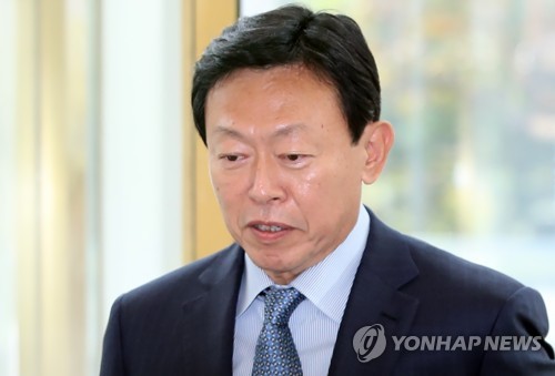 Lotte Group Chairman Shin Dong-bin returns to work at Lotte World Tower in southeastern Seoul on Oct. 8, 2018. He was freed from jail on Oct. 5 after an appellate court suspended his sentence on bribery charges. (Yonhap)