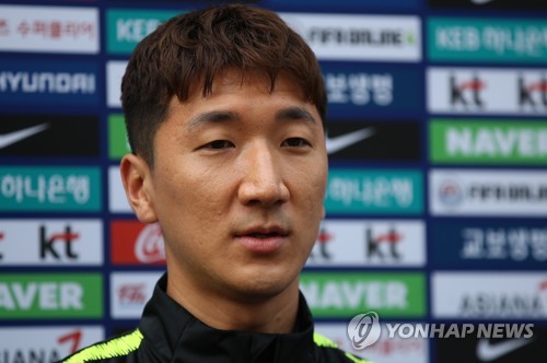 South Korean midfielder Jung Woo-young speaks to reporters at the National Football Center in Paju, north of Seoul, on Oct. 9, 2018. (Yonhap)