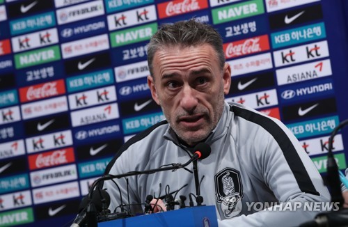 South Korea national football team head coach Paulo Bento speaks at a press conference at the National Football Center in Paju, north of Seoul, on Oct. 11, 2018, one day ahead of their friendly match against Uruguay at Seoul World Cup Stadium in Seoul. (Yonhap)