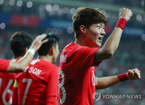 South Korea's Hwang Ui-jo celebrates after scoring a goal against Uruguay in a friendly match at Seoul World Cup Stadium in Seoul on Oct. 12, 2018. (Yonhap)