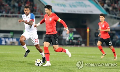 South Korea's Son Heung-min (C) dribbles against Panama's Anibal Godoy during a friendly match at Cheonan Stadium in Cheonan, South Chungcheong Province, on Oct. 16, 2018. (Yonhap)