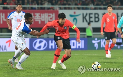 South Korea's Son Heung-min (C) dribbles during a friendly match against Panama at Cheonan Stadium in Cheonan, South Chungcheong Province, on Oct. 16, 2018. (Yonhap)