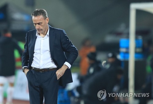South Korean national football team head coach Paulo Bento stares downward during a friendly match between South Korea and Panama at Cheonan Stadium in Cheonan, South Chungcheong Province, on Oct. 16, 2018. (Yonhap)