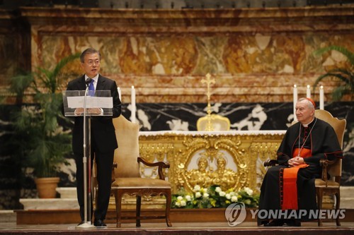 South Korean President Moon Jae-in (L) delivers a speech after attending special mass for peace on the Korean Peninsula at St. Peter's Basilica in the Vatican, presided over by Cardinal Secretary of State Pietro Parolin (R) on Oct. 17, 2018. (Yonhap)