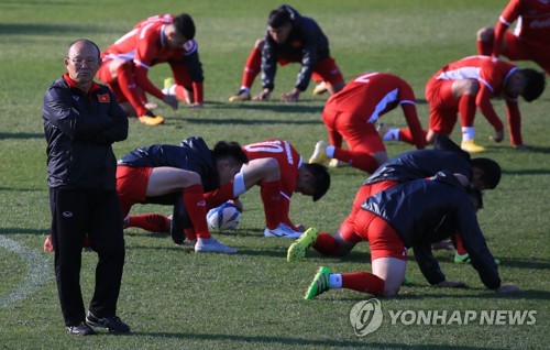 South Korean football coach Park Hang-seo, who is leading the Vietnamese national football team, checks his players during training at the National Football Center in Paju, north of Seoul, on Oct. 18, 2018. (Yonhap)