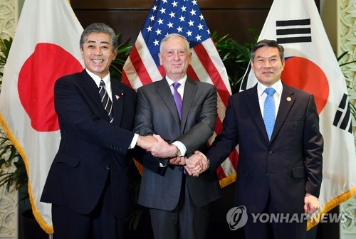 This photo, provided by South Korea's Ministry of National Defense, shows South Korean Defense Minister Jeong Kyeong-doo (R) with U.S. Defense Secretary Jim Mattis (C) and Japanese Defense Minister Takeshi Iwaya in Singapore on Oct. 19, 2018. (Yonhap)