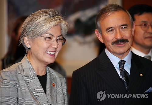South Korean Foreign Minister Kang Kyung-wha (L) and U.S. Ambassador to Seoul Harry Harris attend a ceremony to sign a deal on renewing the WEST program in Seoul on Oct. 22, 2018. (Yonhap)