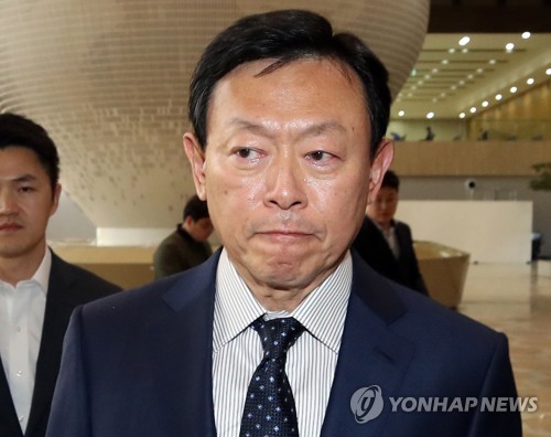 Lotte Group Chairman Shin Dong-bin arrives at Gimpo International Airport in western Seoul on Oct. 23, 2018, to depart for Japan. (Yonhap)