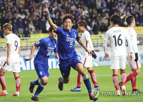 Suwon Samsung Bluewings defender Jo Sung-jin (C) celebrates his goal during the second leg of the Asian Football Confederation Champions League (ACL) semifinal match between Suwon and Kashima Antlers at Suwon World Cup Stadium in Suwon, south of Seoul, on Oct. 24, 2018. (Yonhap)