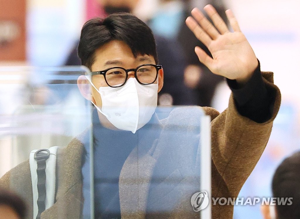 South Korean captain Son Heung-min waves to fans at Incheon International Airport, west of Seoul, on Dec. 13, 2022, before traveling to London to rejoin his Premier League club, Tottenham Hotspur. (Yonhap)