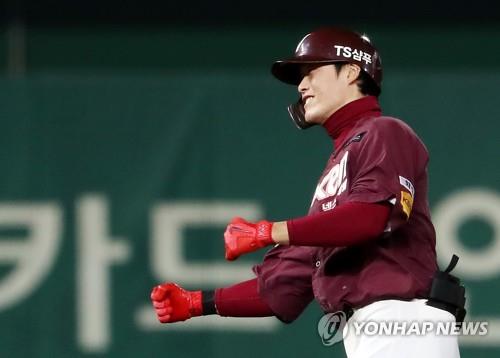 Lim Byeong-wuk of the Nexen Heroes celebrates his two-run double against the SK Wyverns in the top of the sixth inning of Game 5 of the second round playoff series in the Korea Baseball Organization at SK Happy Dream Park in Incheon, 40 kilometers west of Seoul, on Nov. 2, 2018. (Yonhap)