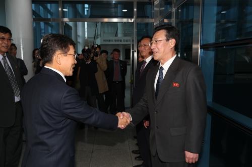 South Korea's Vice Health Minister Kwon Deok-cheol (L) shakes hands with his North Korean counterpart, Pak Myong-su, on Nov. 7, 2018 (Pool photo) (Yonhap)