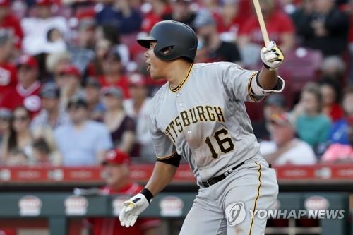 In this Associated Press file photo from Sept. 29, 2018, Kang Jung-ho of the Pittsburgh Pirates hits a single against the Cincinnati Reds in the top of the sixth inning of a Major League Baseball regular season game at the Great American Ball Park in Cincinnati. (Yonhap)