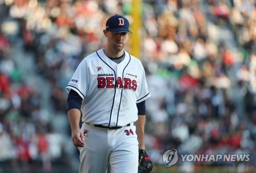 Josh Lindblom of the Doosan Bears walks off the mound during the top of the seventh innning of Game 1 of the Korean Series against the SK Wyverns at Jamsil Stadium in Seoul on Nov. 4, 2018. (Yonhap)