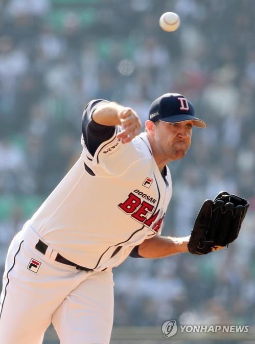 Josh Lindblom of the Doosan Bears throws a pitch against the SK Wyverns in Game 1 of the Korean Series at Jamsil Stadium in Seoul on Nov. 4, 2018. (Yonhap)