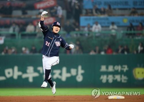 Jung Soo-bin of the Doosan Bears celebrates his two-run home run off Angel Sanchez of the SK Wyverns in the top of the eighth inning of Game 4 of the Korean Series at SK Happy Dream Park in Incheon, 40 kilometers west of Seoul, on Nov. 9, 2018. (Yonhap)