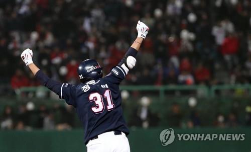 Jung Soo-bin of the Doosan Bears celebrates his two-run home run off Angel Sanchez of the SK Wyverns in the top of the eighth inning of Game 4 of the Korean Series at SK Happy Dream Park in Incheon, 40 kilometers west of Seoul, on Nov. 9, 2018. (Yonhap)