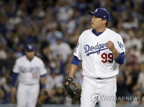 In this Associated Press file photo from Oct. 4, 2018, Ryu Hyun-jin of the Los Angeles Dodgers pumps his fist after striking out Ozzie Albies of the Atlanta Braves to end the top of the seventh inning in Game 1 of the National League Division Series at Dodger Stadium in Los Angeles. (Yonhap)