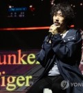 SEOUL, Nov. 16 (Yonhap) -- South Korean hip-hop icon Drunken Tiger's new song featuring BTS leader RM debuted at No. 1 on the U.S. iTunes' hip-hop chart, its agency said Friday.

"Timeless" from Drunken Tiger's 10th full-length album topped the hip-hop/rap songs chart, the K-pop chart and the music video chart of the U.S. iTunes upon its release, according to Feel Ghood Music. The piece also ranked high on the main pop chart while topping iTunes' song charts of 26 countries, including Sweden, Egypt, Romania, Israel, Finland, Saudi Arabia, Poland, the Philippines and Peru.

Released on Wednesday, the album "Drunken Tiger X: Rebirth of Tiger JK" that contains 30 tracks on two CDs featuring over a dozen prominent K-pop artists, including BTS' RM, Seventeen's Vernon, rapper Dok2 and SechsKies' Eun Ji-won.

Debuting in 1999 as a duo, Drunken Tiger became a one-member group after the departure of DJ Shine in 2005. It was the final album put out by Tiger JK under the Drunken Tiger moniker.

"I want to leave good memories for my fans with this album and now I feel good because I've started my activities for the album with the good news," Tiger JK said through the agency.

This file photo shows Tiger JK, the frontman of Drunken Tiger. (Yonhap)