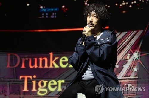 SEOUL, Nov. 16 (Yonhap) -- South Korean hip-hop icon Drunken Tiger's new song featuring BTS leader RM debuted at No. 1 on the U.S. iTunes' hip-hop chart, its agency said Friday. "Timeless" from Drunken Tiger's 10th full-length album topped the hip-hop/rap songs chart, the K-pop chart and the music video chart of the U.S. iTunes upon its release, according to Feel Ghood Music. The piece also ranked high on the main pop chart while topping iTunes' song charts of 26 countries, including Sweden, Egypt, Romania, Israel, Finland, Saudi Arabia, Poland, the Philippines and Peru. Released on Wednesday, the album "Drunken Tiger X: Rebirth of Tiger JK" that contains 30 tracks on two CDs featuring over a dozen prominent K-pop artists, including BTS' RM, Seventeen's Vernon, rapper Dok2 and SechsKies' Eun Ji-won. Debuting in 1999 as a duo, Drunken Tiger became a one-member group after the departure of DJ Shine in 2005. It was the final album put out by Tiger JK under the Drunken Tiger moniker. "I want to leave good memories for my fans with this album and now I feel good because I've started my activities for the album with the good news," Tiger JK said through the agency. This file photo shows Tiger JK, the frontman of Drunken Tiger. (Yonhap)