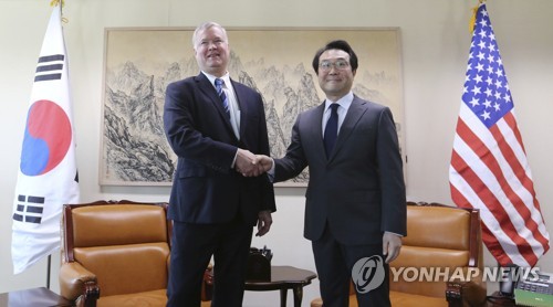 This AP photo shows South Korea's Special Representative for Korean Peninsula Peace and Security Affairs Lee Do-hoon (R) during a meeting with U.S. Special Representative for North Korea Stephen Biegun at the Foreign Ministry in Seoul on Oct. 29, 2018. (Yonhap)